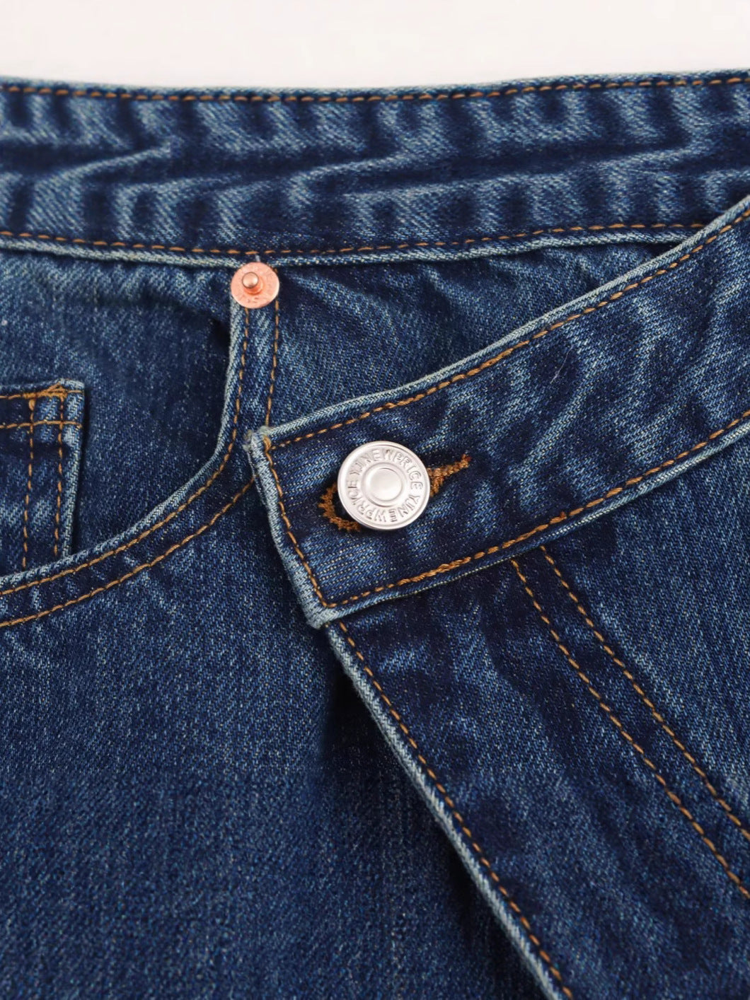 Jeans a gamba larga con taglio obliquo