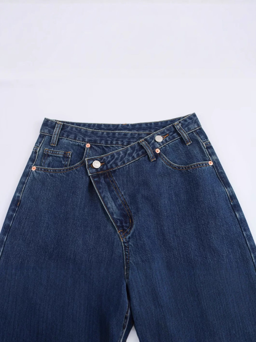 Jeans a gamba larga con taglio obliquo